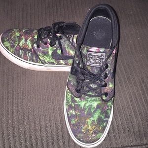 Young men’s Nike  Stephen janoskis